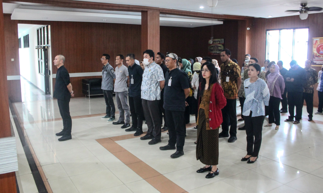 Apel Sore Pegawai Kanwil Kemenkum Jabar Diisi Semangat Persiapan Desk Evaluasi WBBM Oleh Tim Penilai Internal