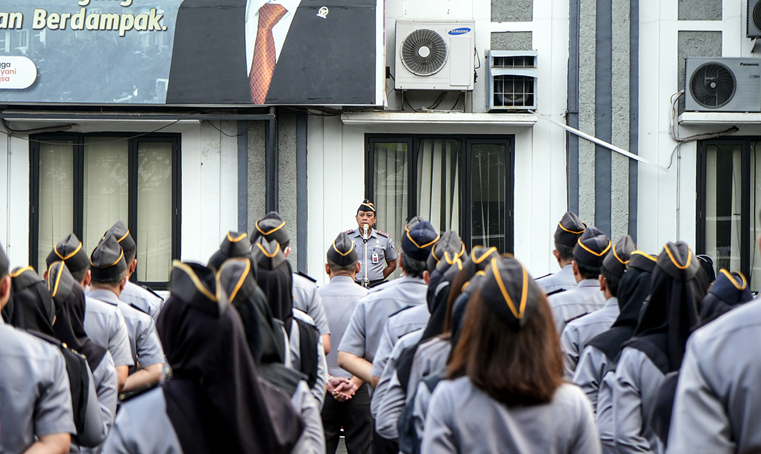 Tingkatkan Motivasi Pegawai Dalam Berkinerja, Kanwil Kemenkum Jabar Berikan Piagam Penghargaan Pegawai Juara Triwulan II