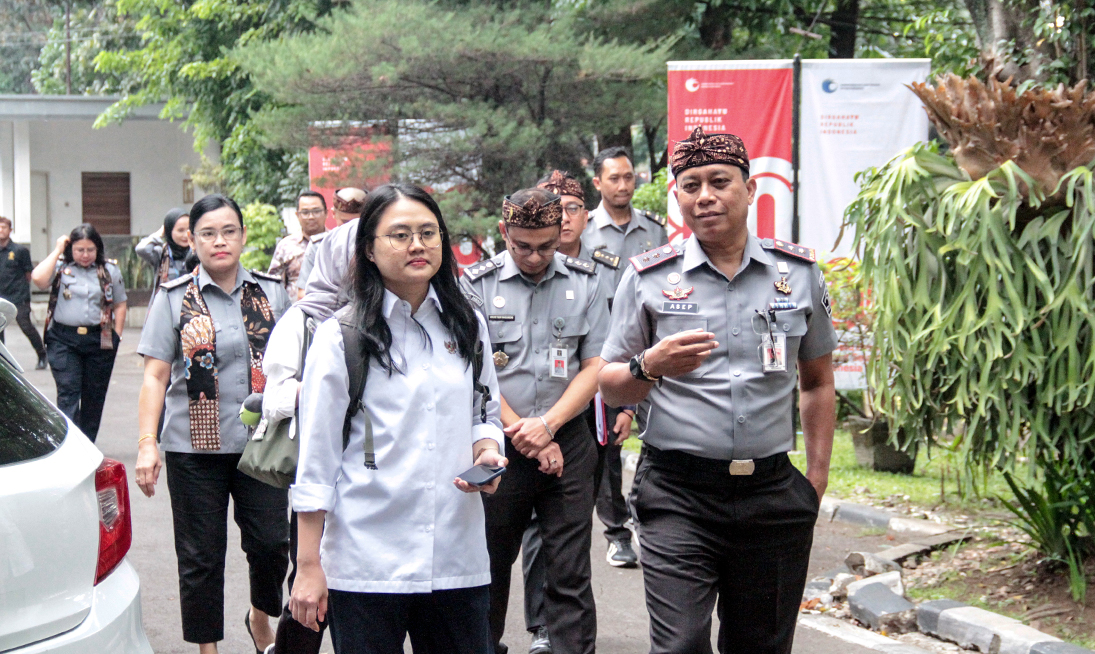 Kemenkum Jabar Optimis Raih WBBM, Kakanwil Asep Sutandar Dampingi Langsung Verifikasi Lapangan TPN KemenPAN-RB