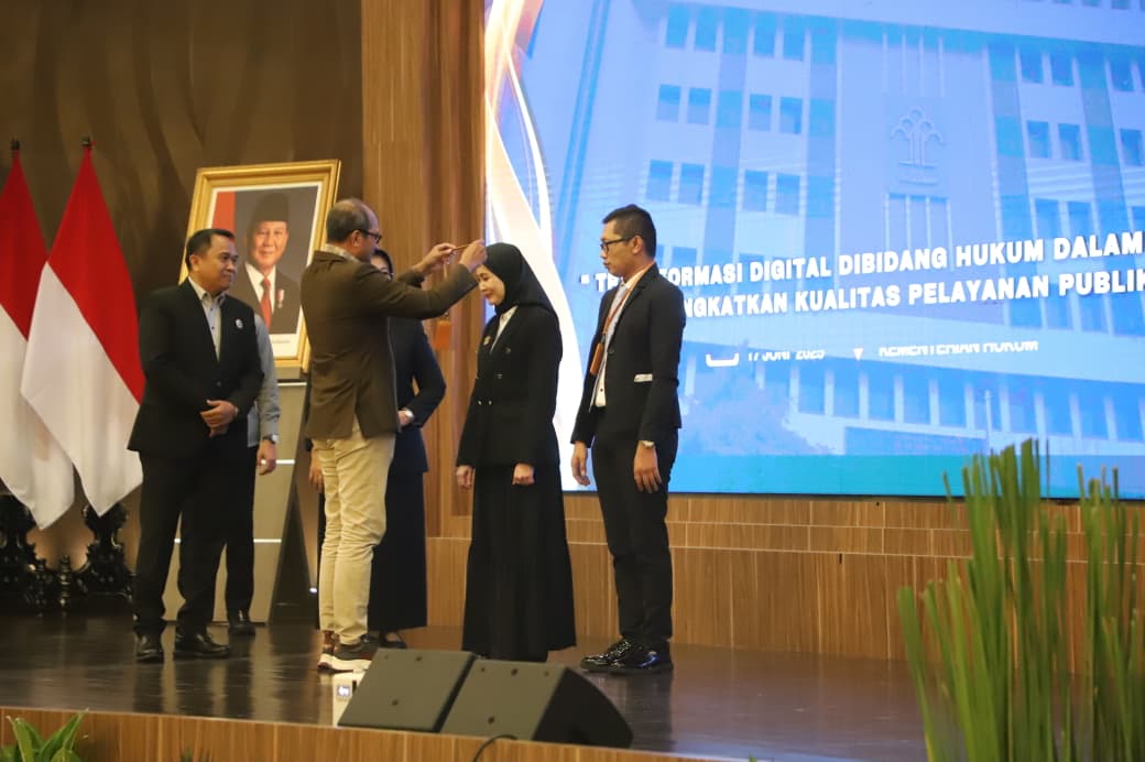 Pemimpin Tidak Hanya Harus Cerdas, Tetapi Dapat Menggerakkan dan Menginspirasi