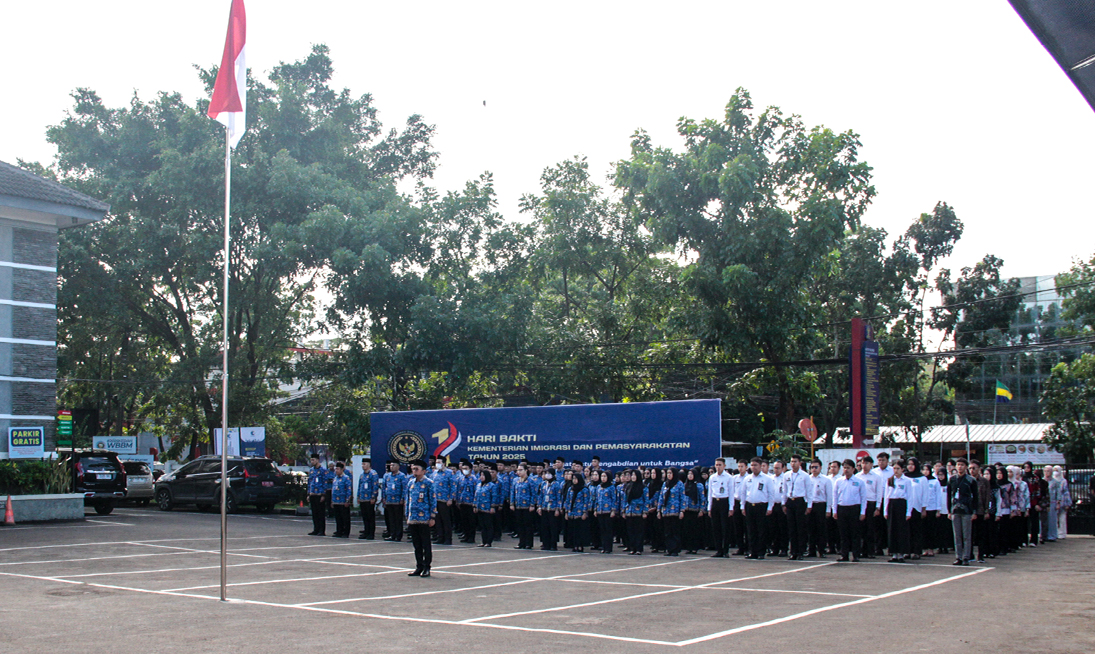 Kakanwil Asep Sutandar Pimpin Upacara Hari Bela Negara ke-77 di Kemenkum Jabar: Momentum Perkuat Persatuan