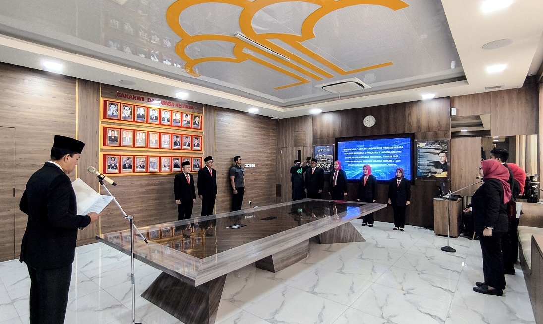 Perkuat Integritas Pejabat Umum, Kemenkum Jabar Ambil Sumpah Jabatan Notaris Pengganti di Bandung