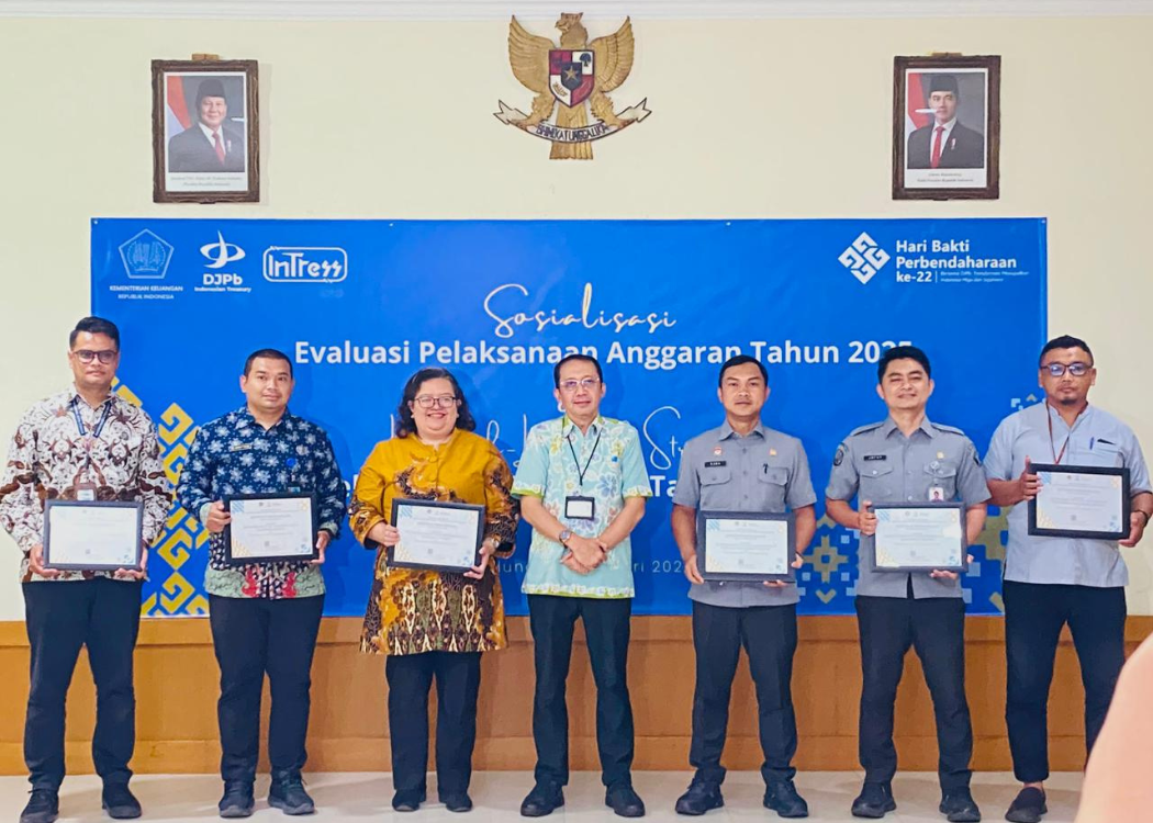 Prestasi Membanggakan! Kemenkum Jabar Terima Penghargaan di Tengah Sosialisasi Langkah Strategis Anggaran.